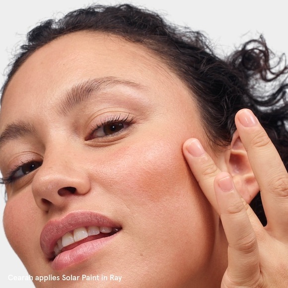 Glossier Solar Paint Luminous Bronzer Crème in Ray, 0.5 fl. Oz. / 13 mL. - Picture 11 of 16